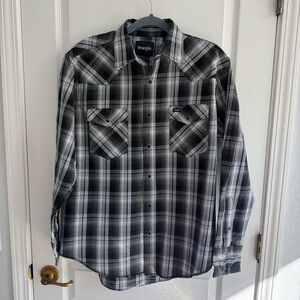 Wrangler Button Down Long Sleeved Black, Gray & White Plaid Shirt Size L